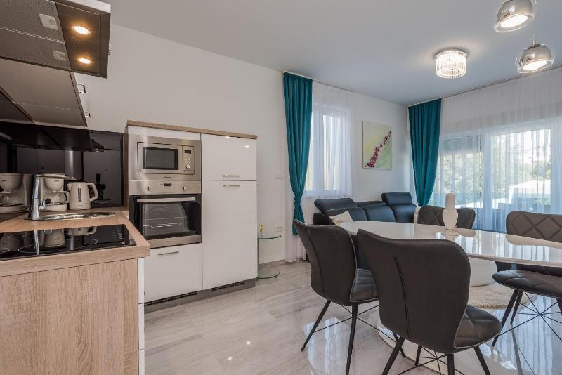 Deluxe One-Bedroom Apartment with Terrace image 2