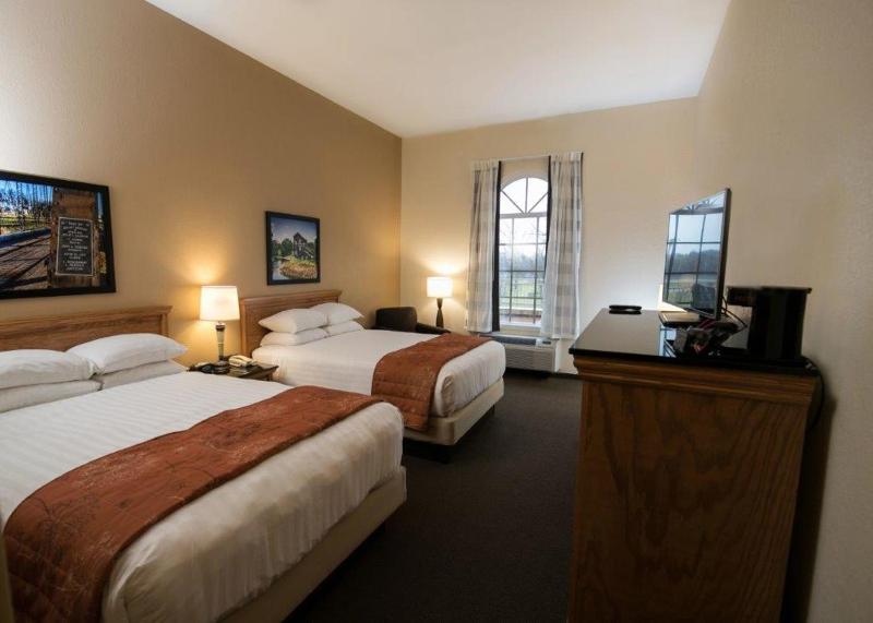 Queen Room with Two Queen Beds image 2