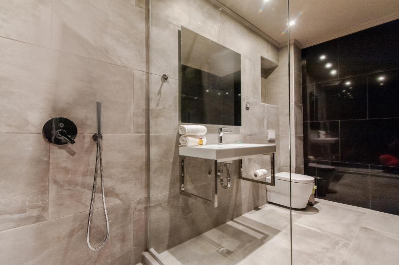 Superior Triple Room with Spa Bath image 3
