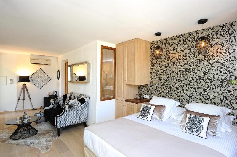 Superior Charm Room image 2