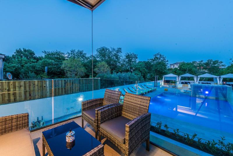 Deluxe One-Bedroom Apartment with Terrace image 3