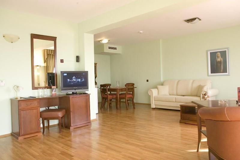 Junior Suite with Balcony (2 Adults + 2 Children)  image 2