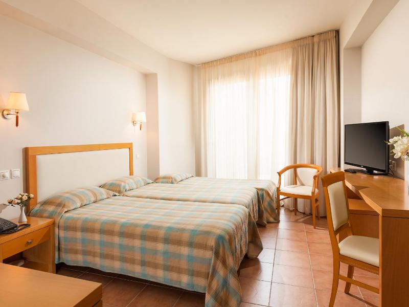 Double Room with Extra Bed image 3