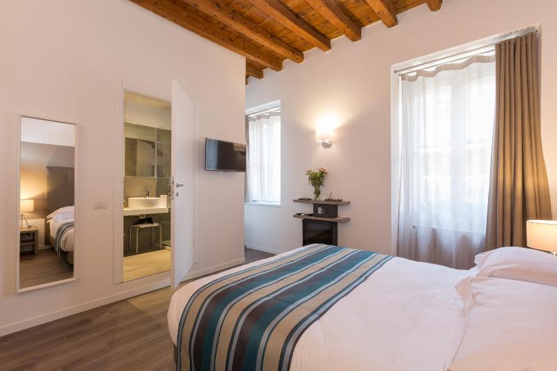 Double Room image 2