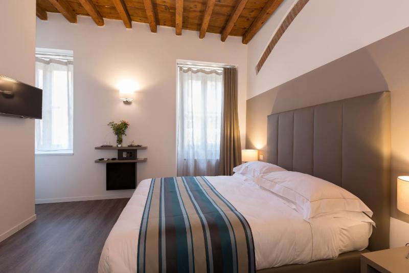 Double Room image 3