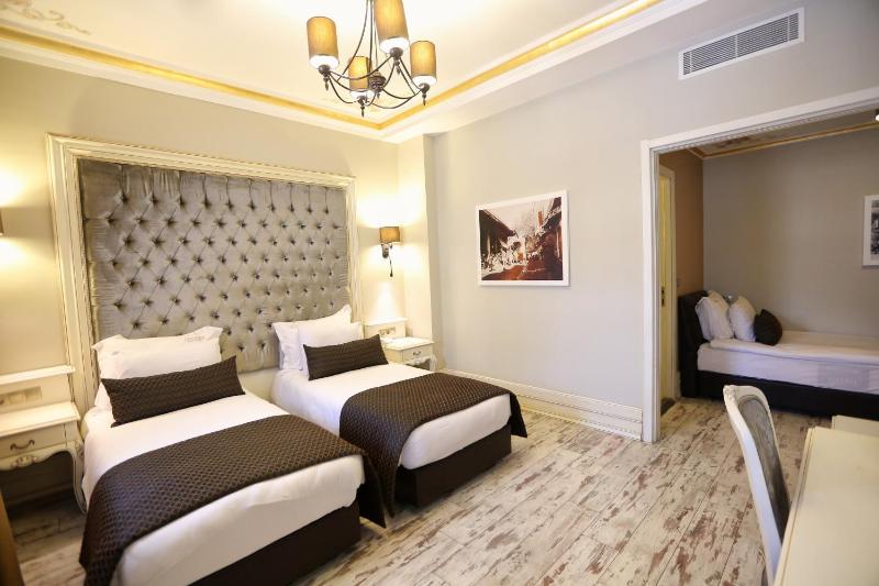 Superior Triple Room image 3