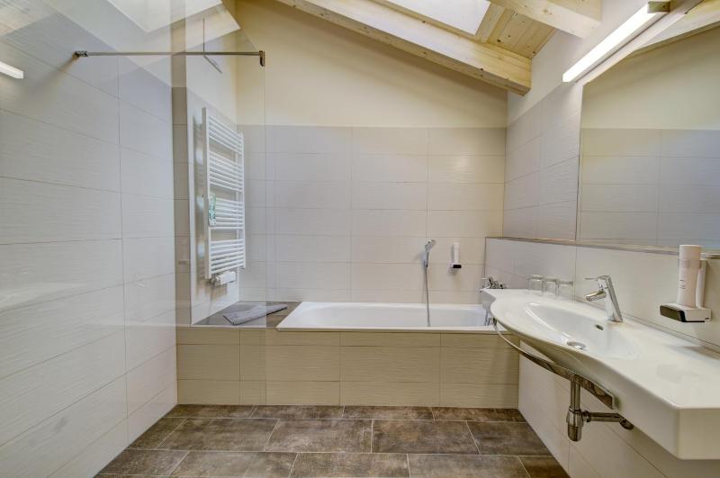 Two-Bedroom Apartment with Lake View image 3