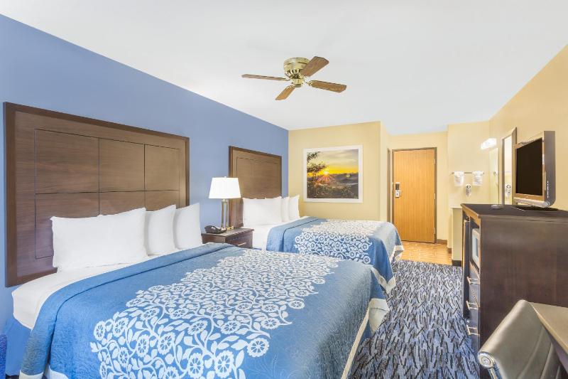 Queen Room with Two Queen Beds - Non-Smoking image 3