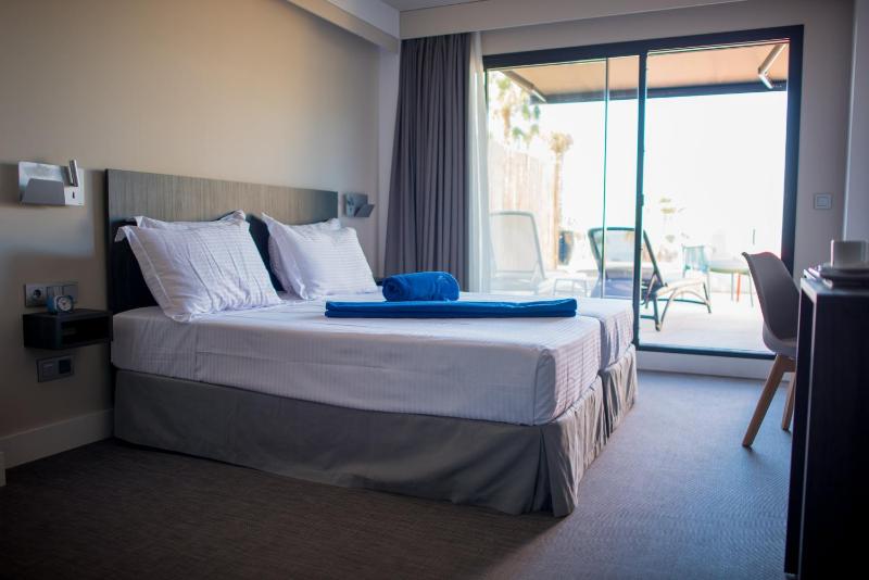 Double Room with Terrace and Sea View   image 3