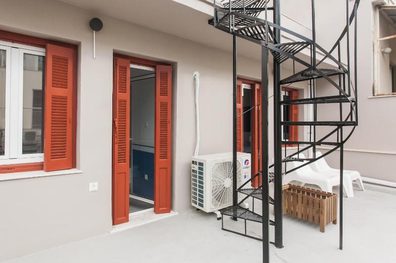 Hip Studio Apartment in downtown Athens  image 2