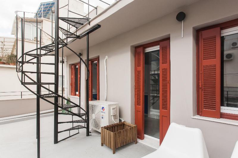 Hip Studio Apartment in downtown Athens  image 3