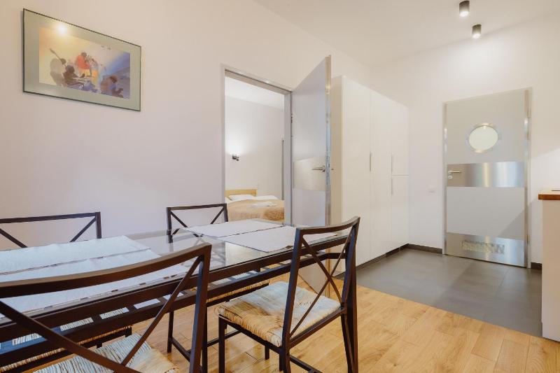 One-Bedroom Apartment SI image 4