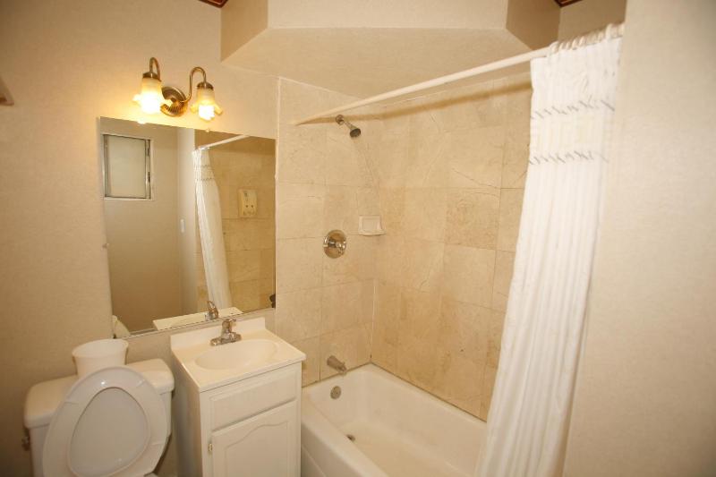 Queen Room image 2