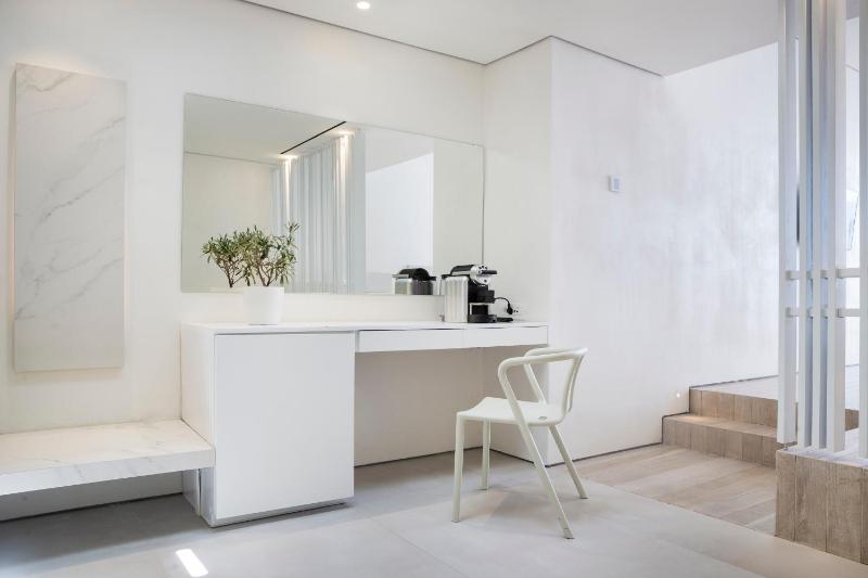 Sea View Suite with Private Pool image 3