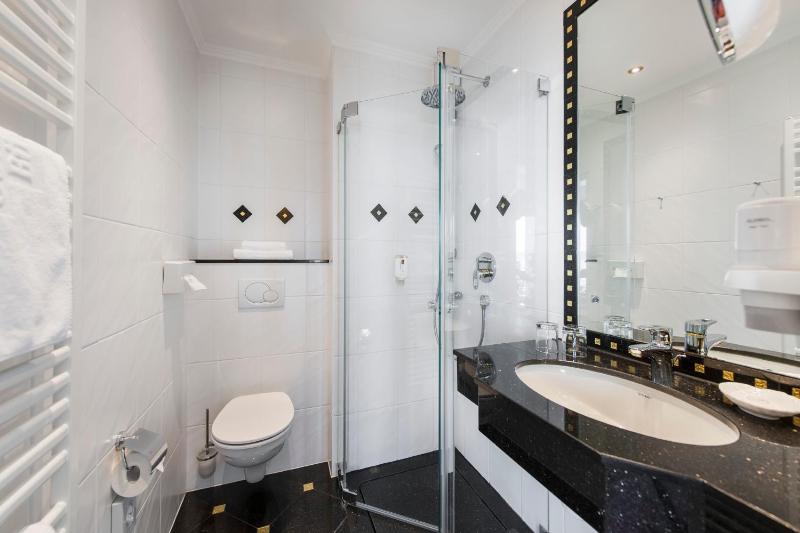Junior Suite with Loggia Sea View image 3