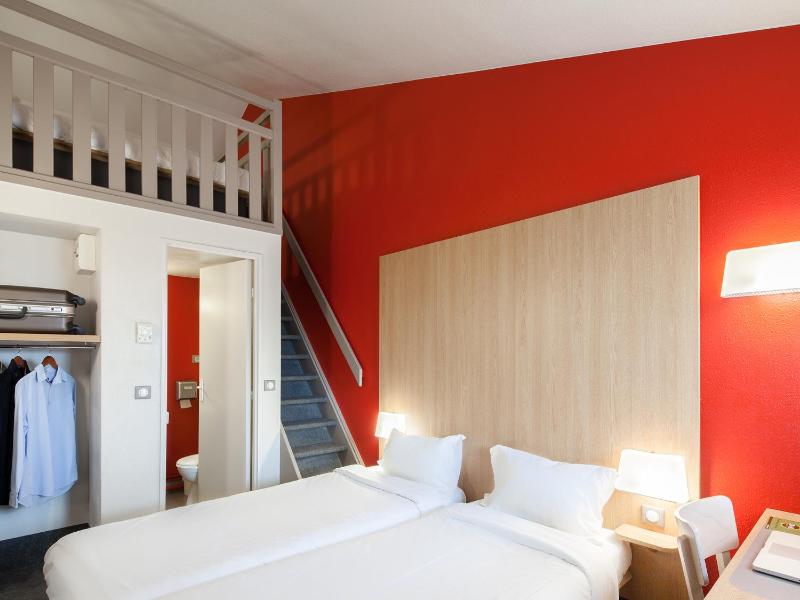 Twin Room - Non-Smoking image 4
