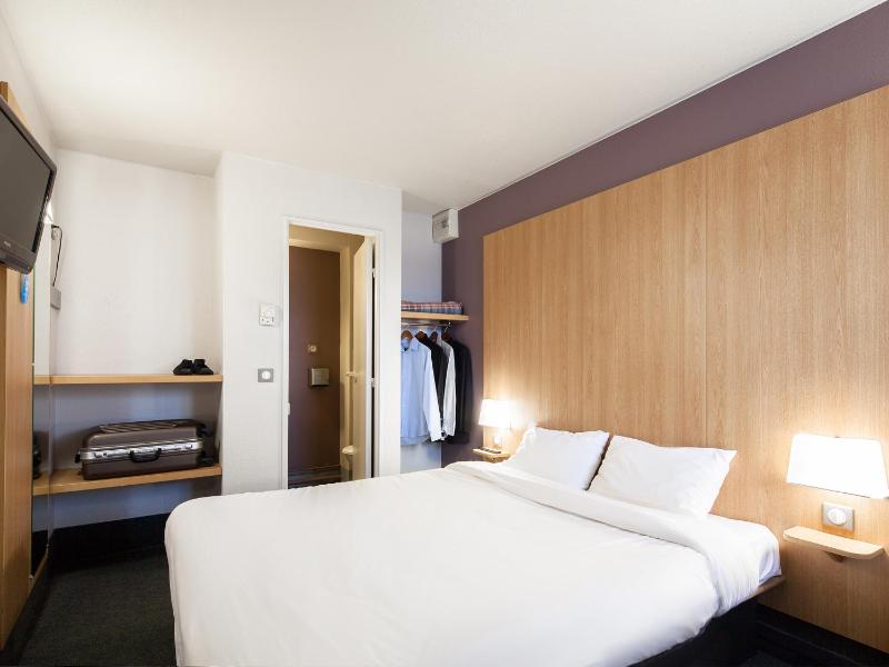 Double Room - Non-Smoking  image 4