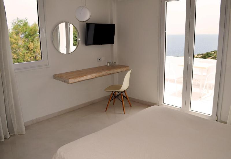 Two-Room Suite with Outdoor Hot Tub & Sea View   image 4