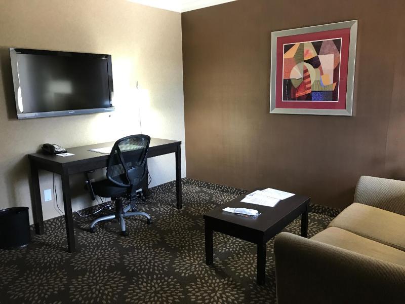 King Suite with Jetted Tub - Non-Smoking image 3