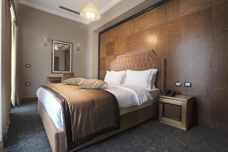 Deluxe Double Room image 4