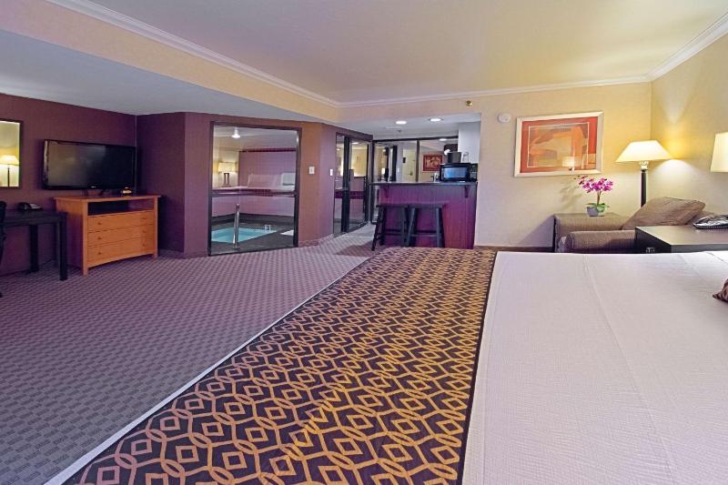 King Suite with Jetted Tub - Non-Smoking image 4