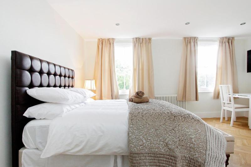 Studio Apartment image 3