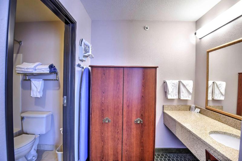 Queen Room with Two Queen Beds - Non-Smoking image 3
