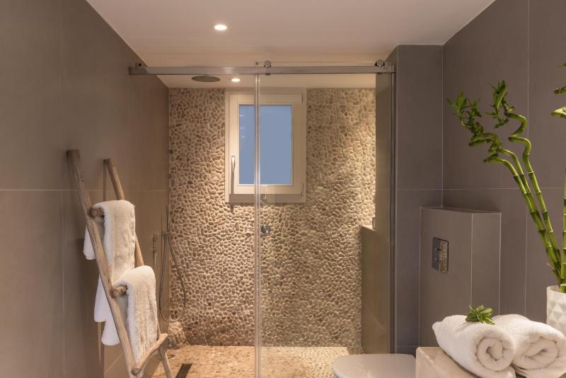 Deluxe Suite with Sea View and Hot Tub image 4