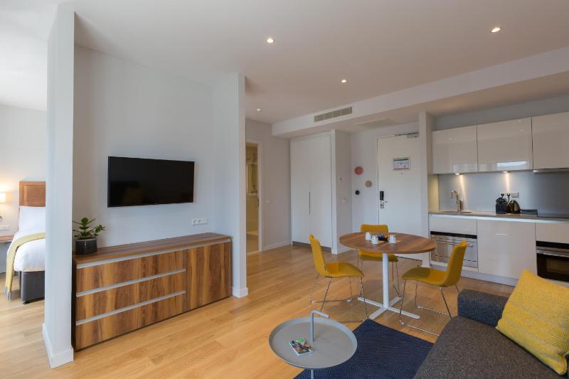 Superior One Bedroom Apartment image 4