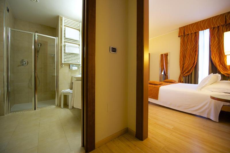 Standard Queen Room image 4