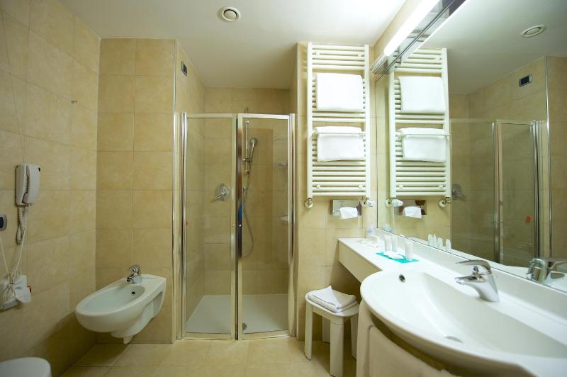 Standard Triple Room with Queen Bed and Single Bed image 2