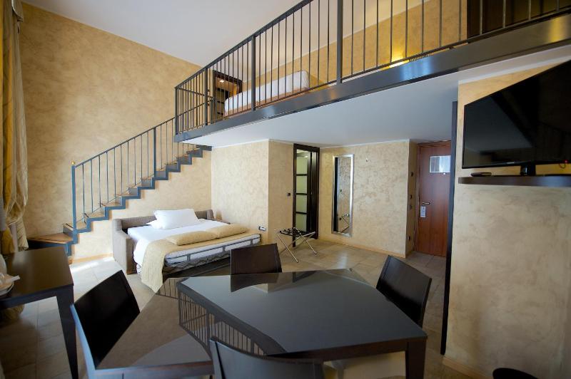 Family Room with One King Bed and One Queen Bed image 4