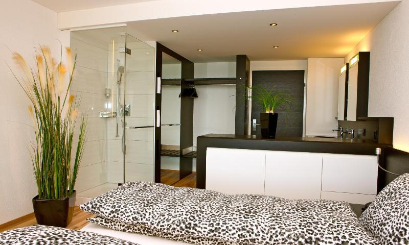 Double Room with Lake View image 3