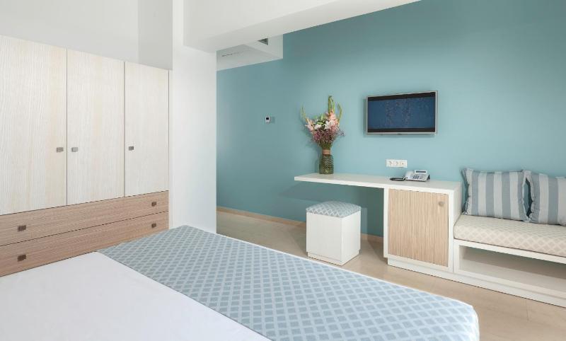 Deluxe Double Room with Sea View image 3