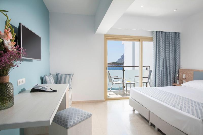 Deluxe Double Room with Sea View image 4
