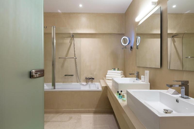 Superior Suite with Sea View image 4