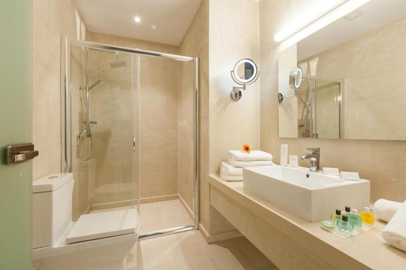 Twin Room with Mountain View image 4