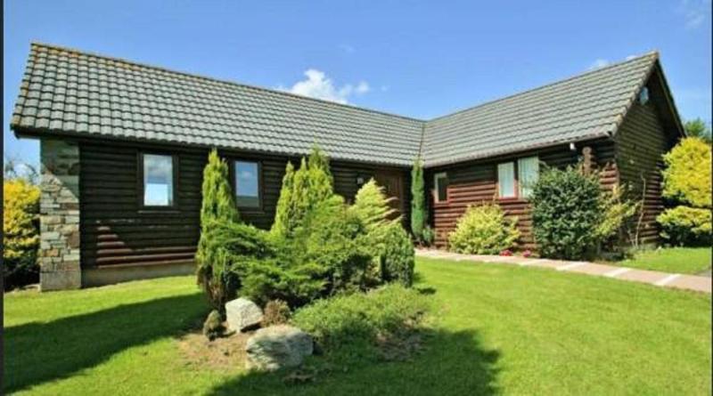 Three-Bedroom Bungalow with Hot Tub image 2