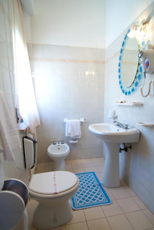 Economy Double or Twin Room Lato Ferrovia image 2