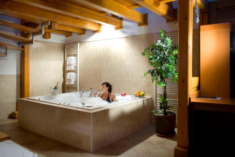 Suite with Hot Tub image 3