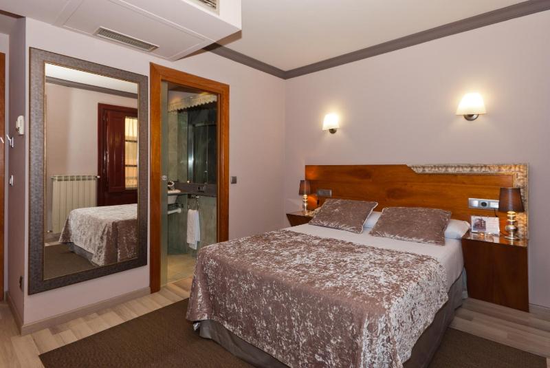 Economy Double Room image 4