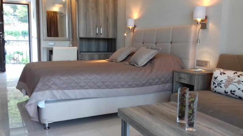 Deluxe Double Room with Sea View image 2