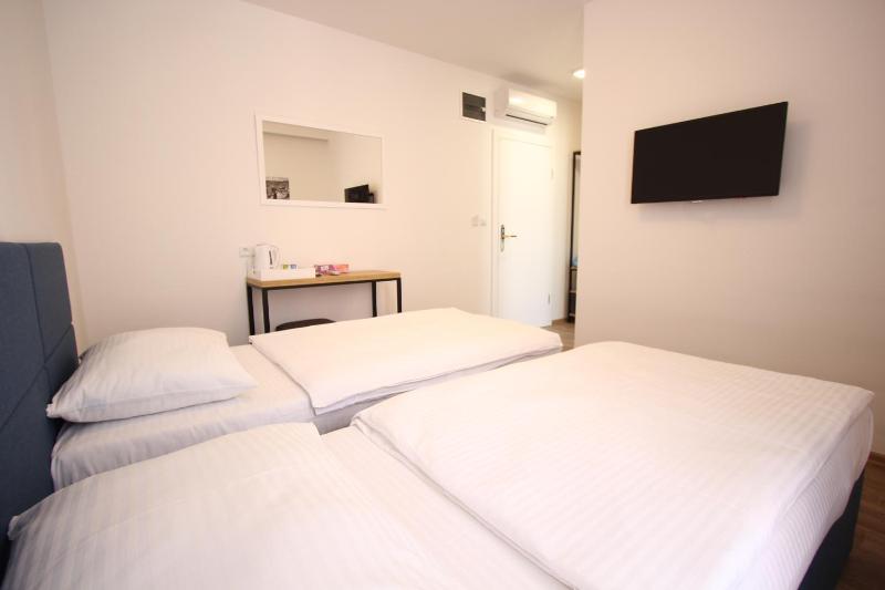 Double Room image 4