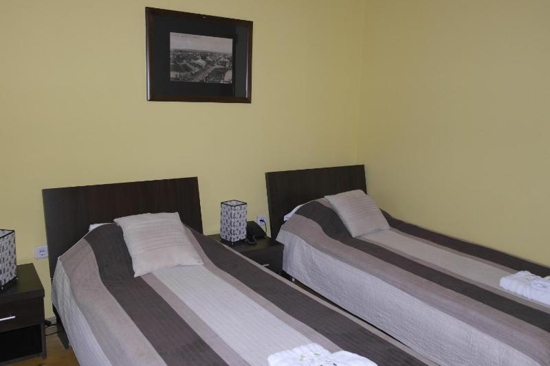 Twin Room image 2