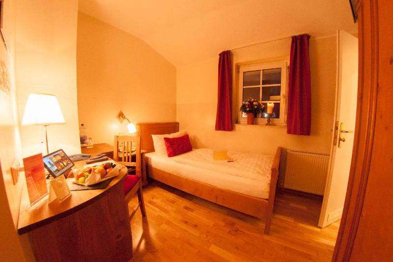 Small Single Room image 3
