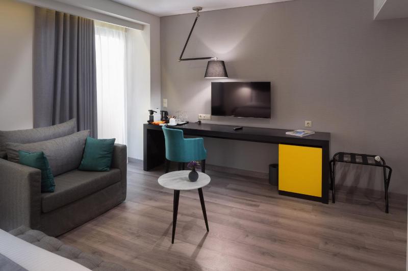 Junior Suite with Balcony image 2