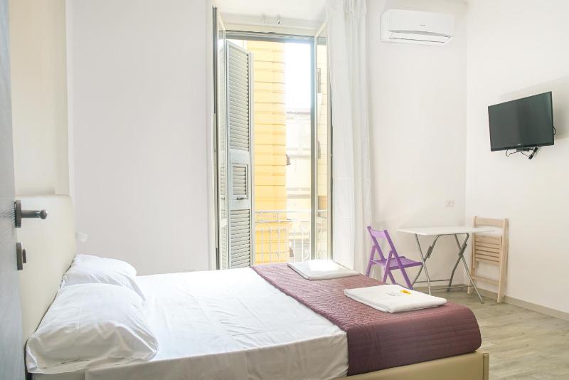 Deluxe Double Room with Balcony image 4