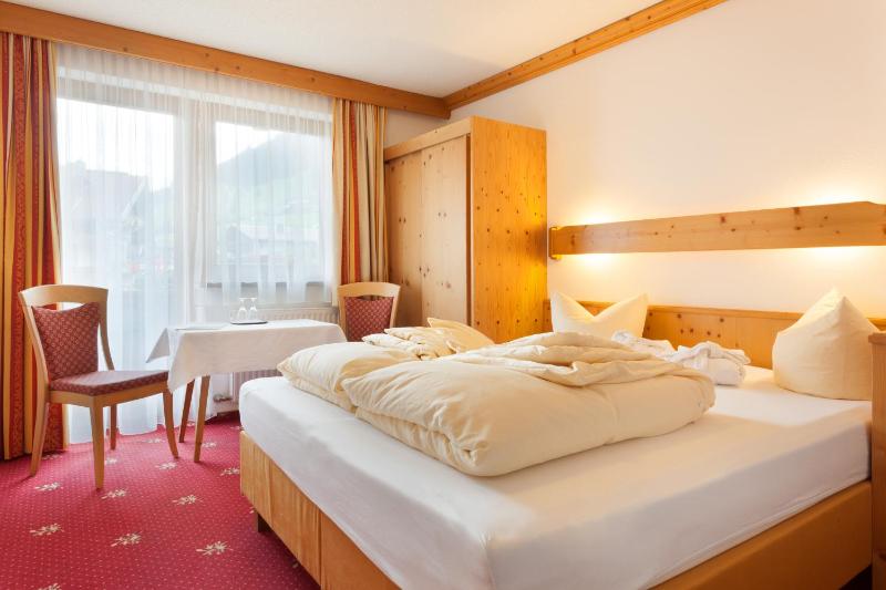 Standard Double Room image 3