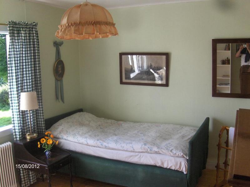 Single Room with Shared Bathroom - Annex image 2