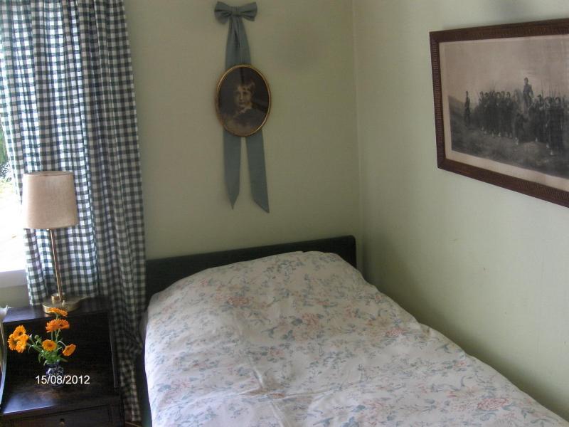 Single Room with Shared Bathroom - Annex image 3